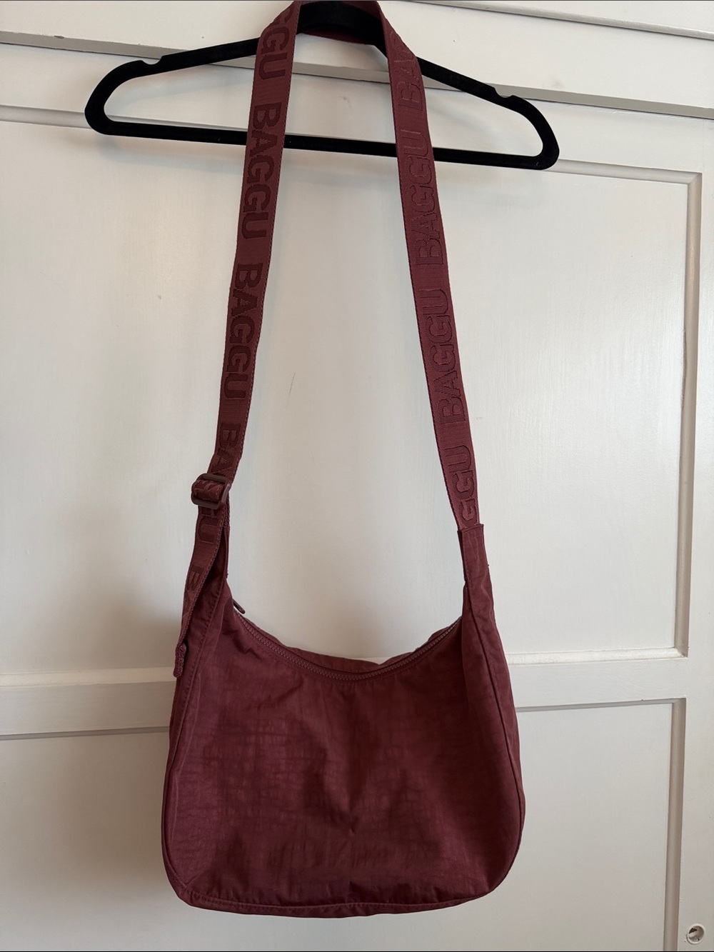 BAGGU Medium Nylon Crossbody Bag Mahogany - Picture 2 of 8